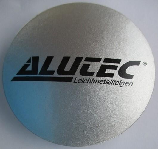 Alutec veljekapsel 56mm Silver koos Black lettering N25 9N25ALUTEC-SW